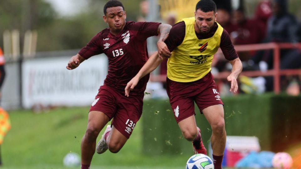 Leonardo Derik em treino do grupo principal do Athletico