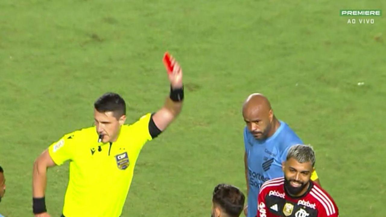 Gabigol foi expulso vontra o Athletico