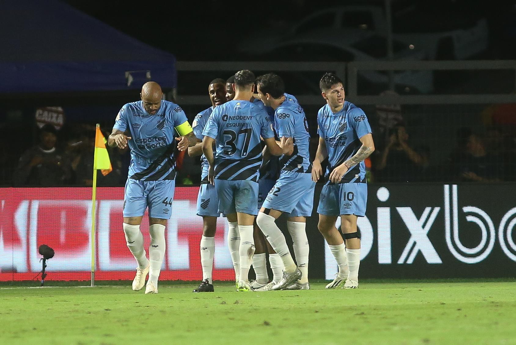 Athletico supera desfalques, aumenta crise do Flamengo e chega a nove jogos sem perder