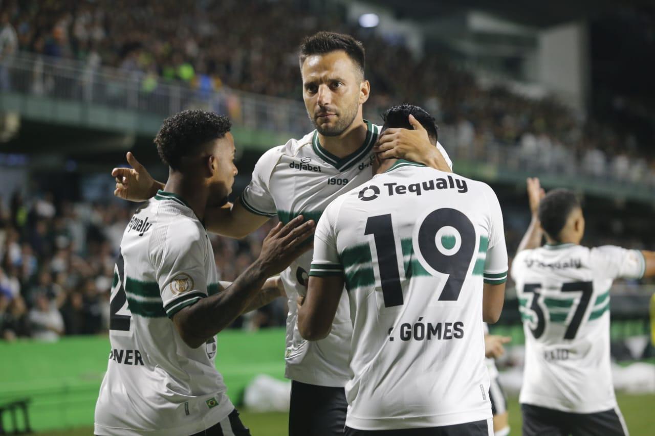 Coritiba domina o Athletico e vence o clássico Athletiba no Couto