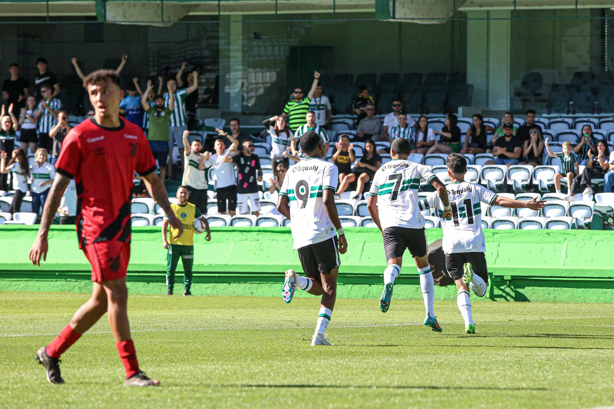 No Couto Pereira, Coritiba se impõe e vence Athletico em semifinal
