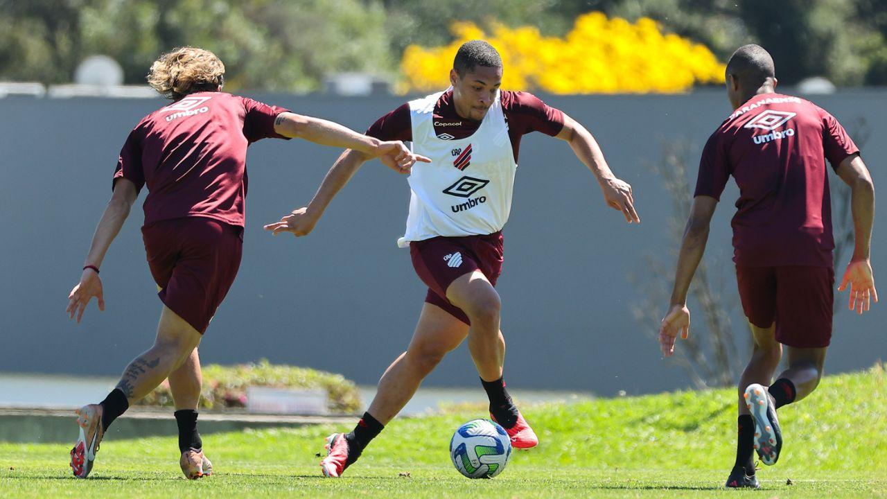 Athletico tem retorno de trio titular contra o Internacional; volante está suspenso