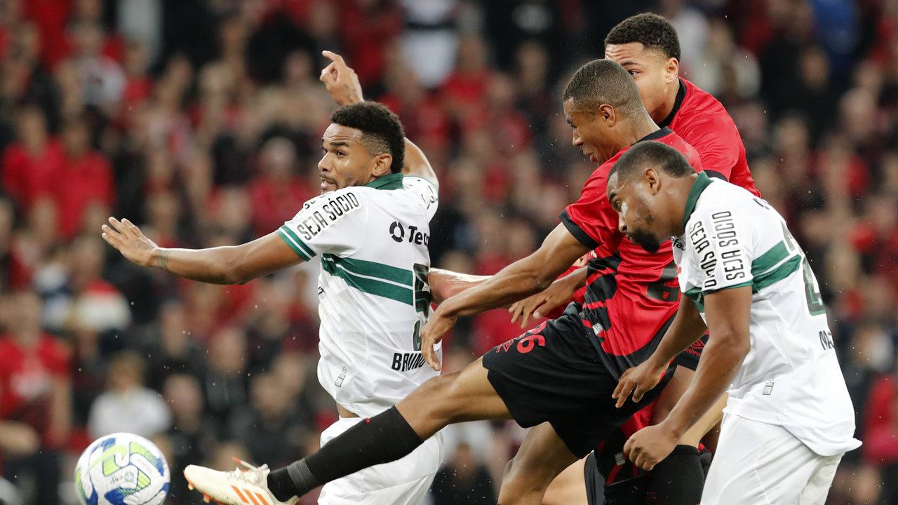 Lance do último Atletiba pelo Brasileirão 2023