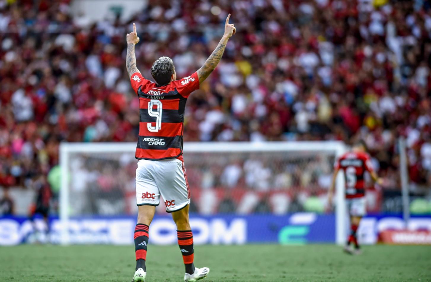 Flamengo se salva com pênalti no final, empata com São Paulo