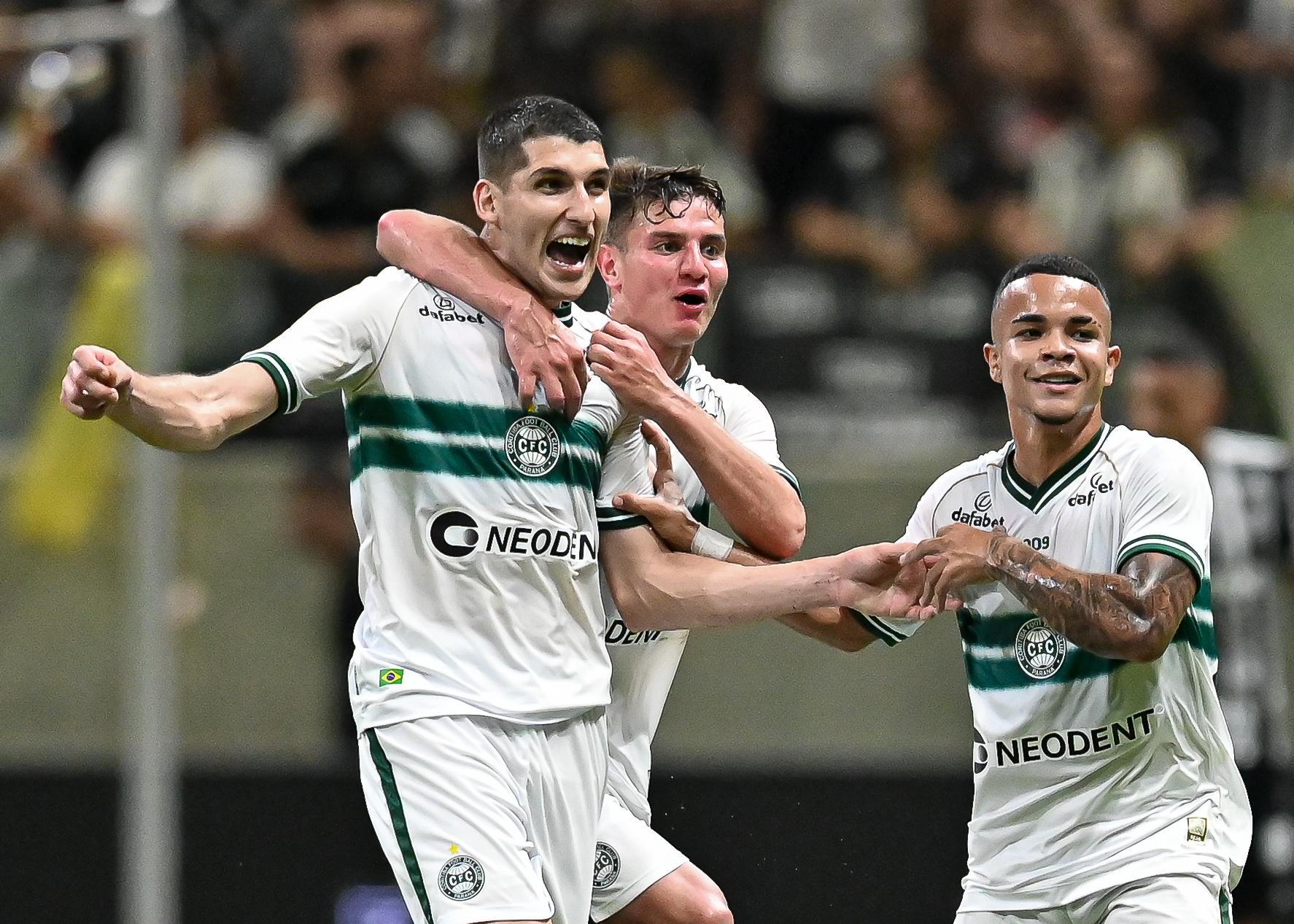 Coritiba vence Atlético-MG e sai da lanterna do Brasileirão
