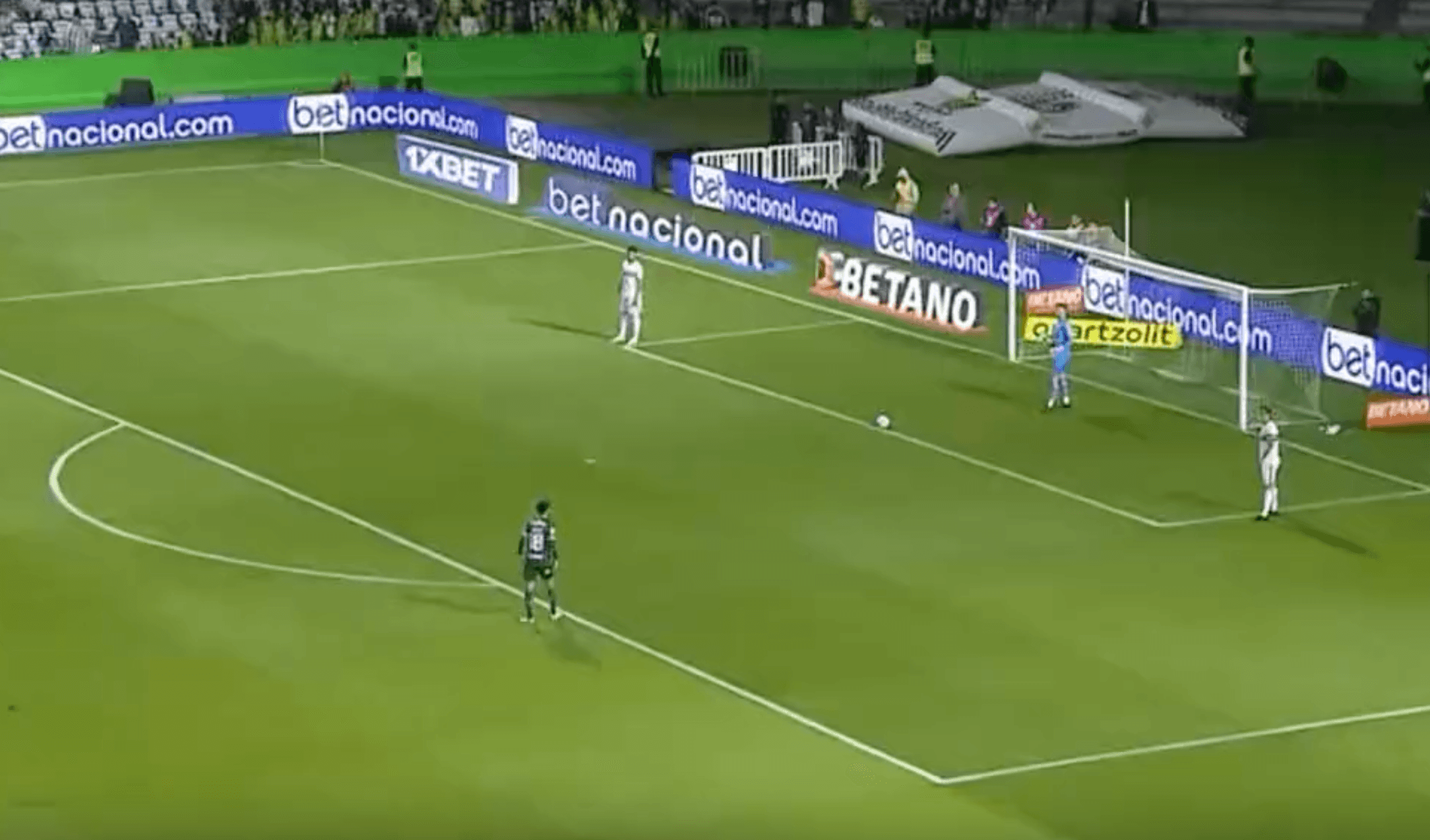 Jogada ensaiada do Coritiba contra o Palmeiras viraliza após erro bizarro; assista