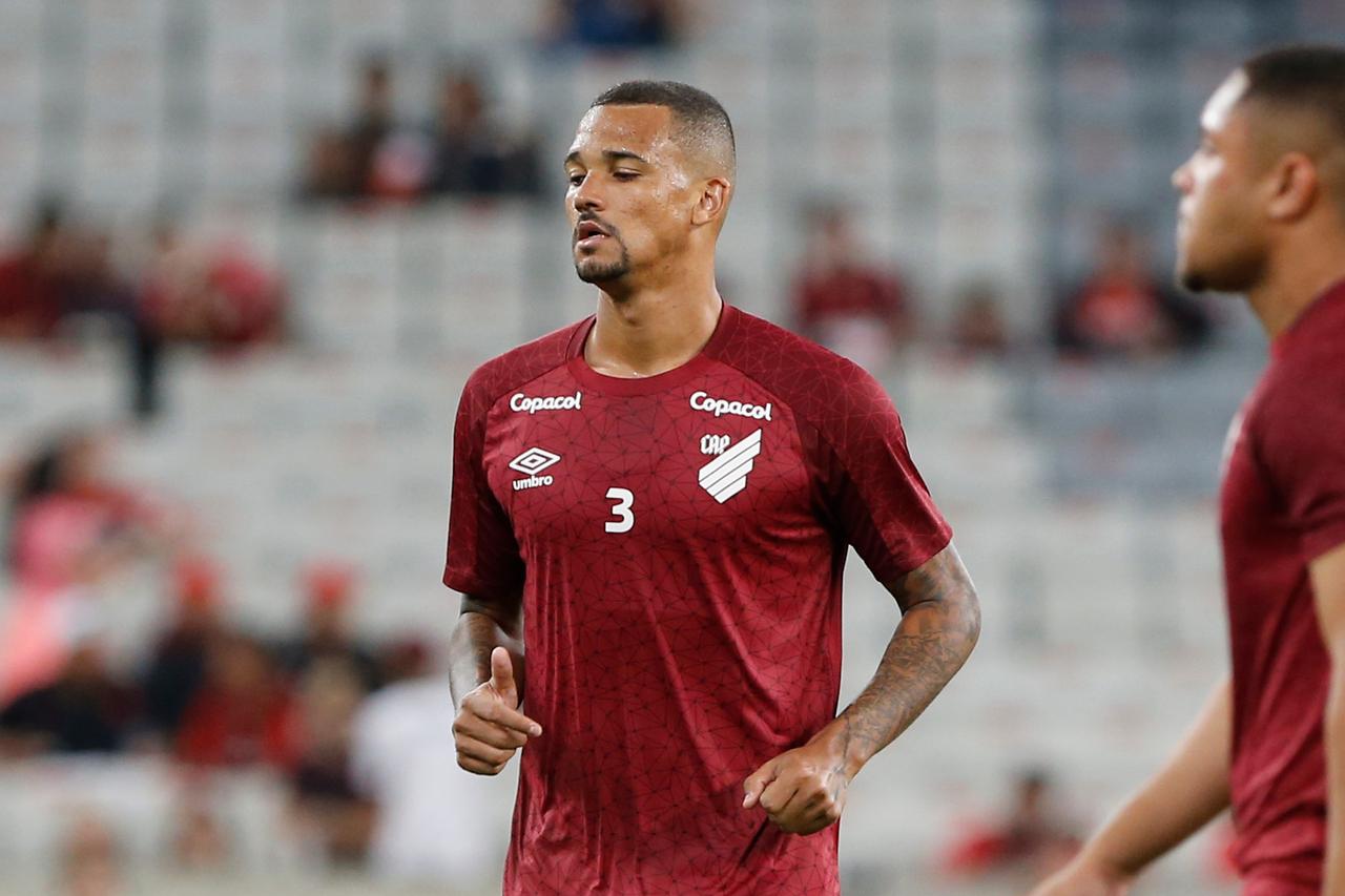 Zagueiro rescinde com o Athletico para fechar com rival da Série A
