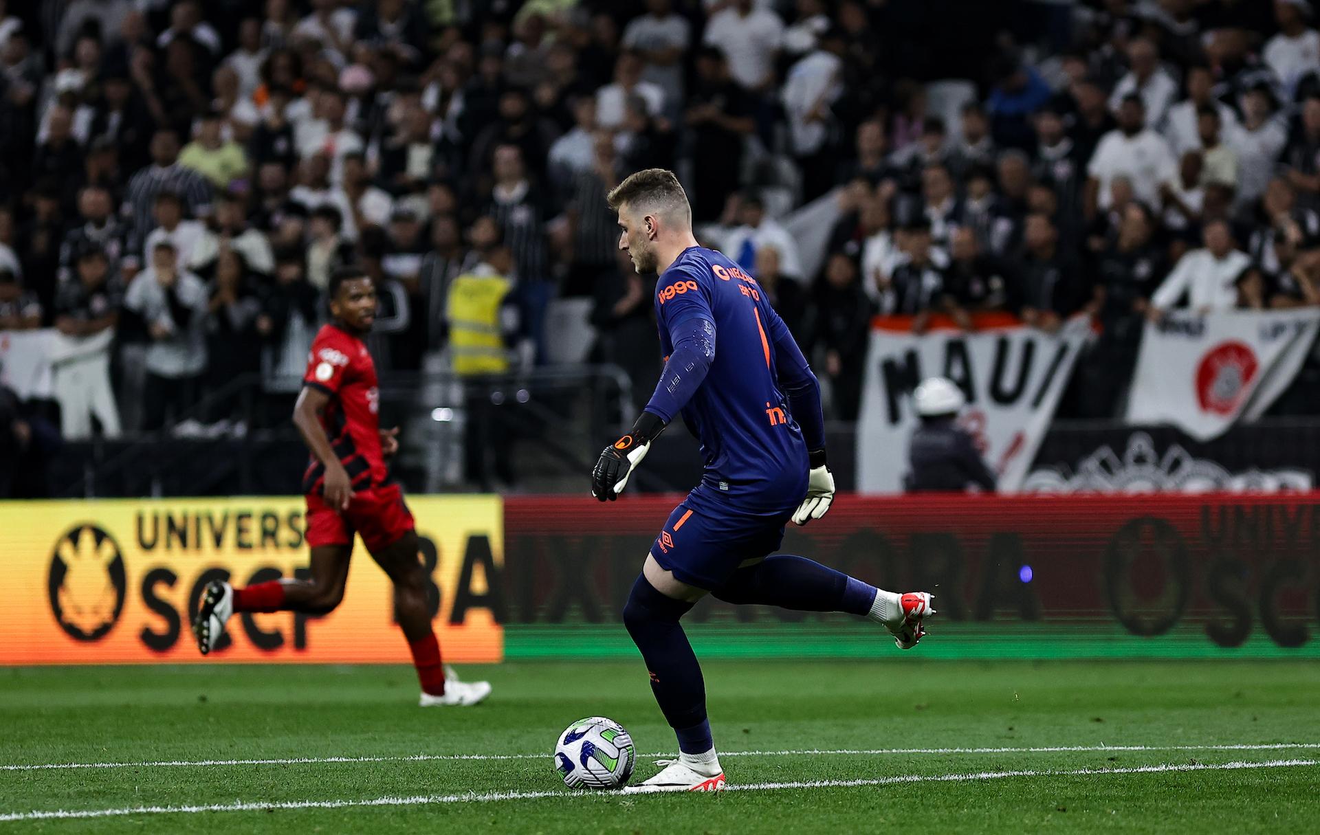 Goleiro Bento, do Athletico, falhou contra o Corinthians