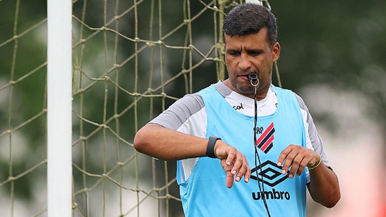 Wesley Carvalho, técnico do Athletico