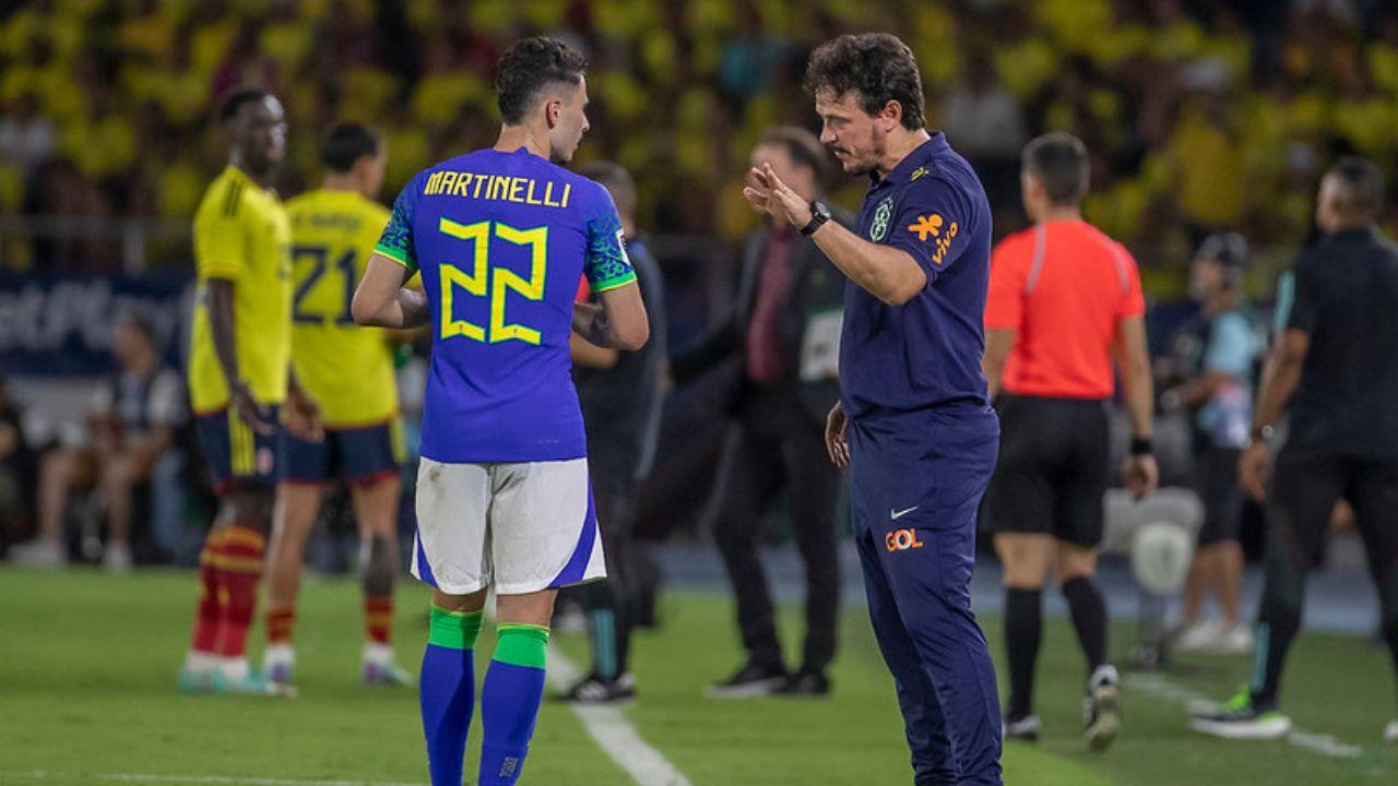 Martinelli conversa com Fernando Diniz em jogo da seleção