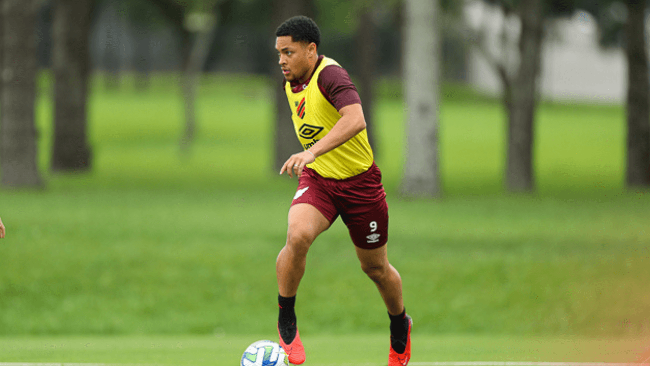 Vitor Roque volta aos treinos com o grupo do Athletico