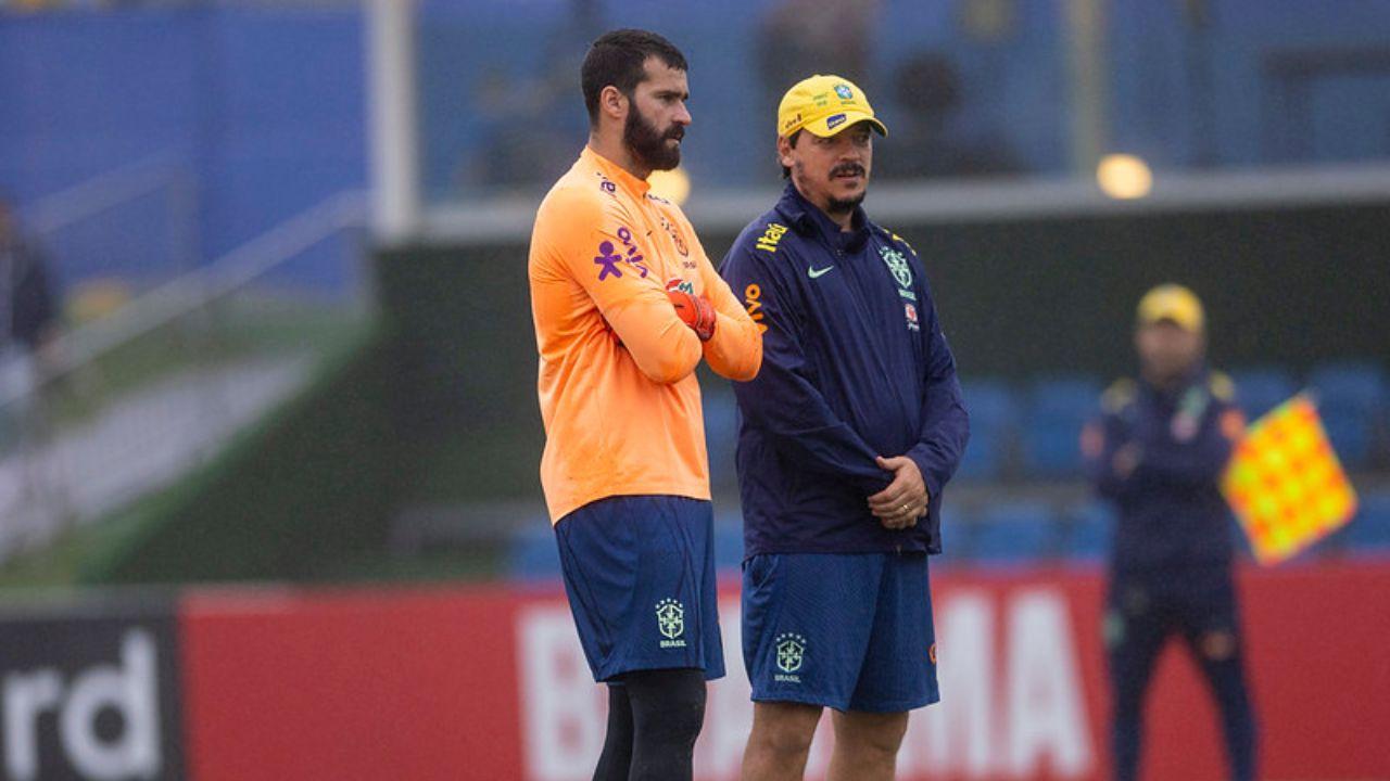Diniz conversa com o goleiro Alisson