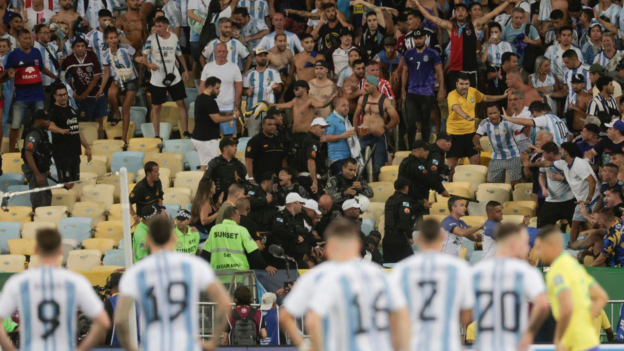 Jogo de futebol brasil x argentina apresentado com bandeira de seu país