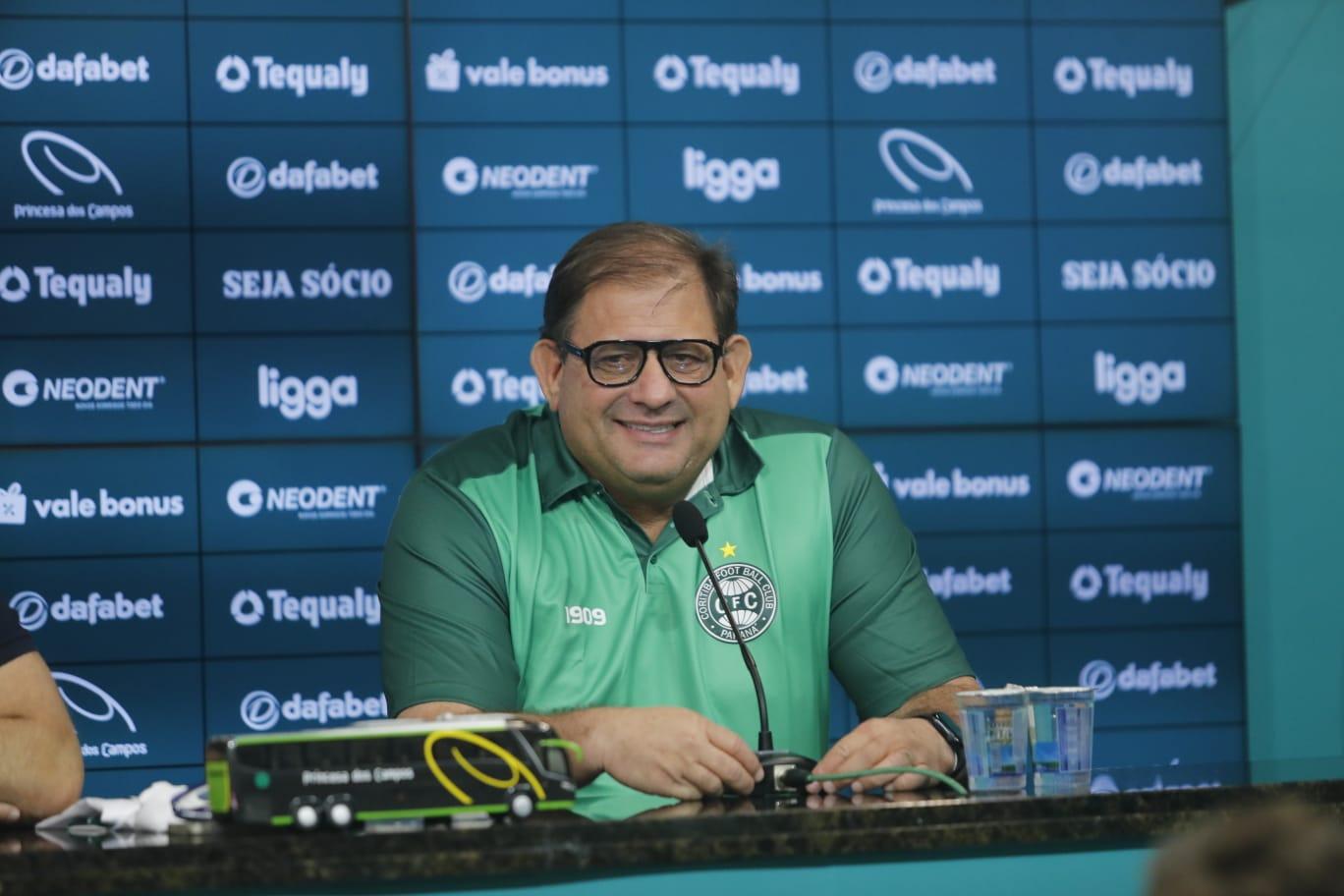 Um ano após demissão, Guto Ferreira volta para "colocar o Coritiba em seu devido lugar"