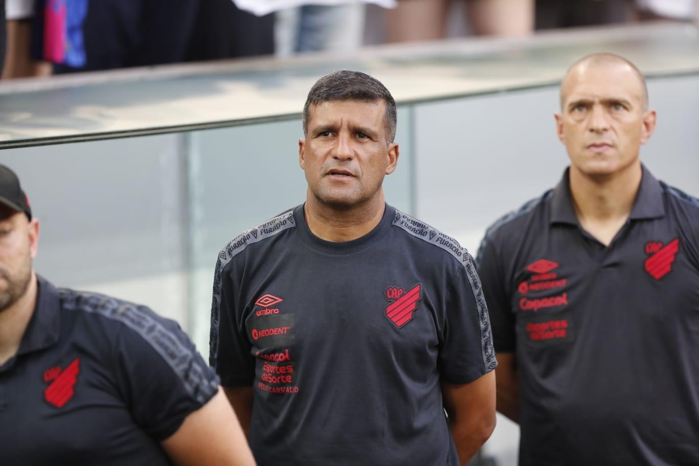 Wesley Carvalho, técnico interino do Athletico