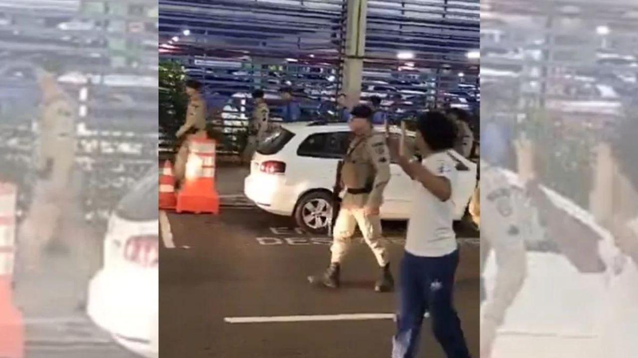 Elenco do Bahia é alvo de críticas em protesto da torcida em aeroporto