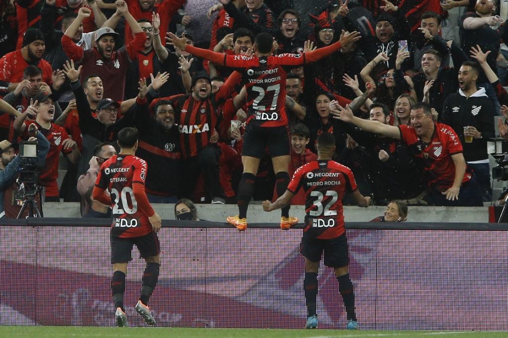Vitor Roque marca contra o Libertad e foto marca