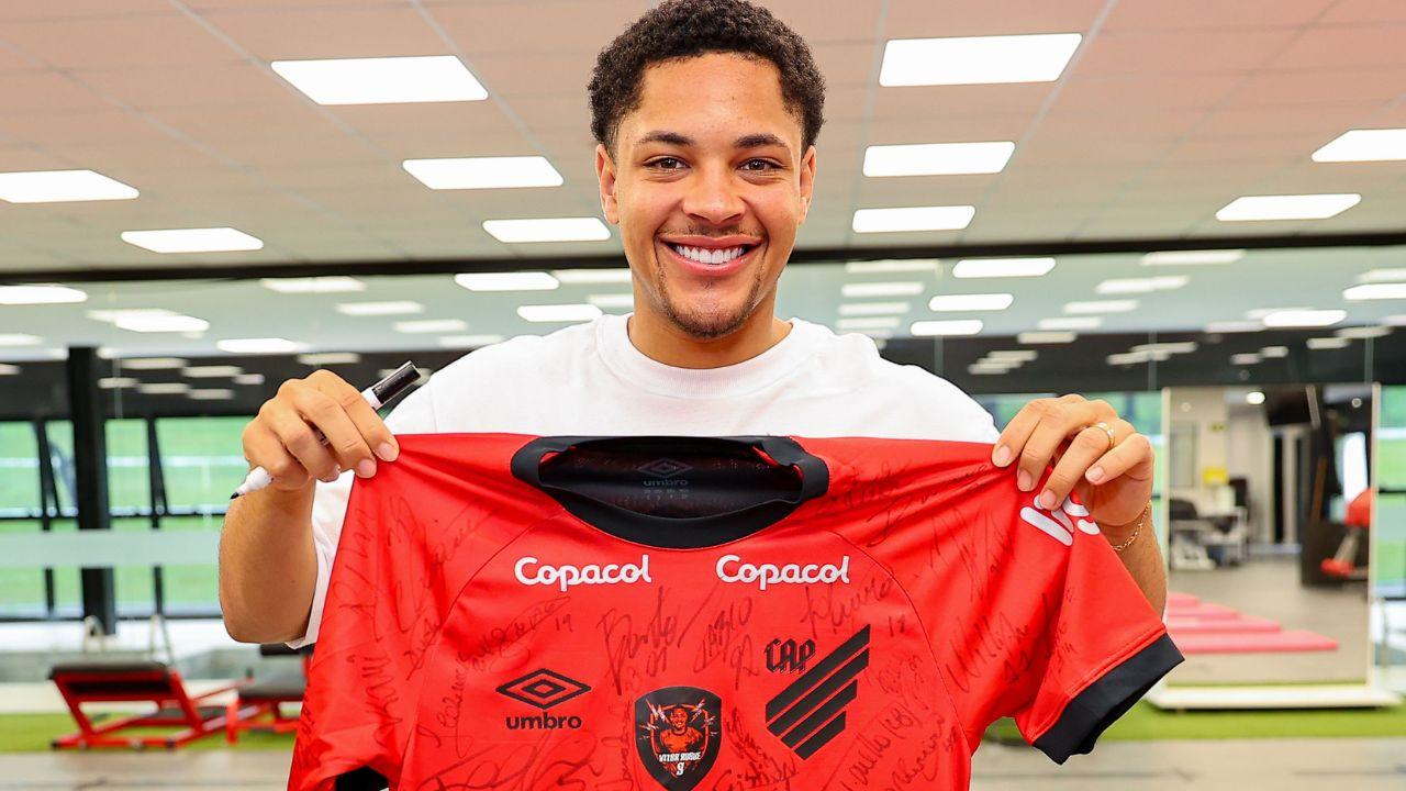 Vitor Roque se despede do Athletico