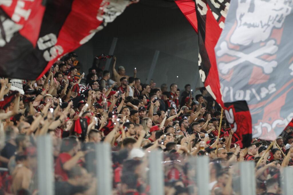 Torcida do Athletico na Ligga Arena