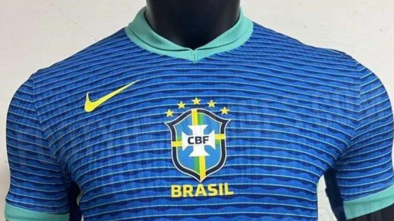 Camisa azul da seleção brasileira.