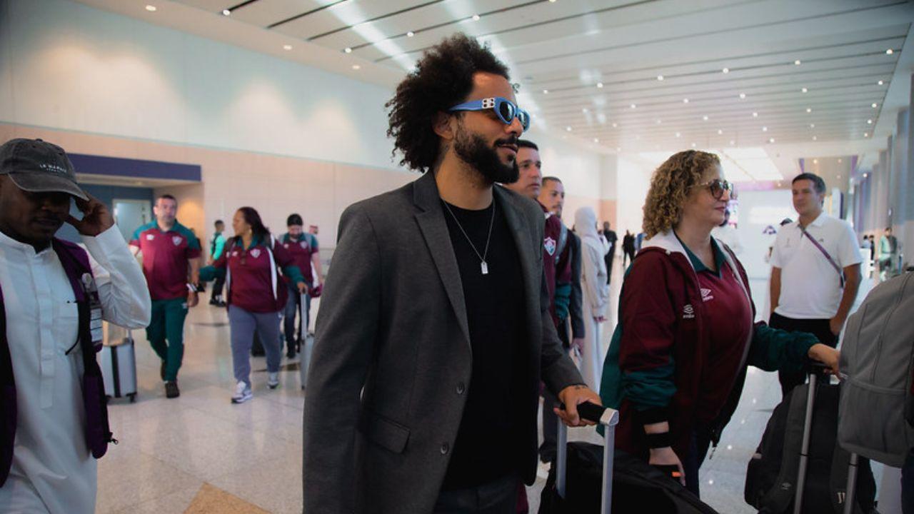 Lateral Marcelo na chegad do Fluminense à Arábia Saudita