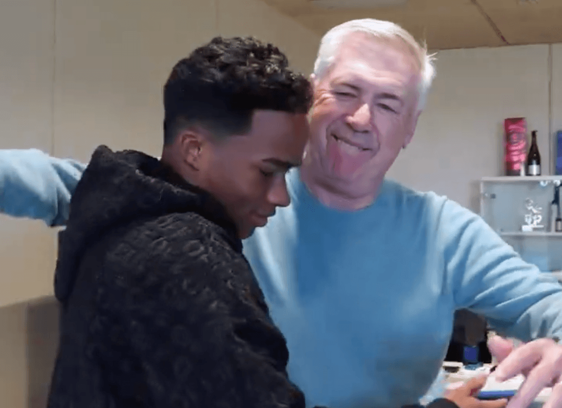 Endrick cumprimenta Carlo Ancelotti em visita ao Real Madrid