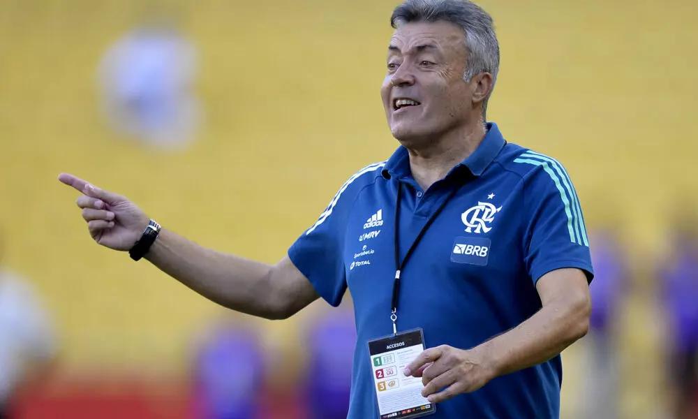 Domènec Torrent é o favorito para assumir o Athletico