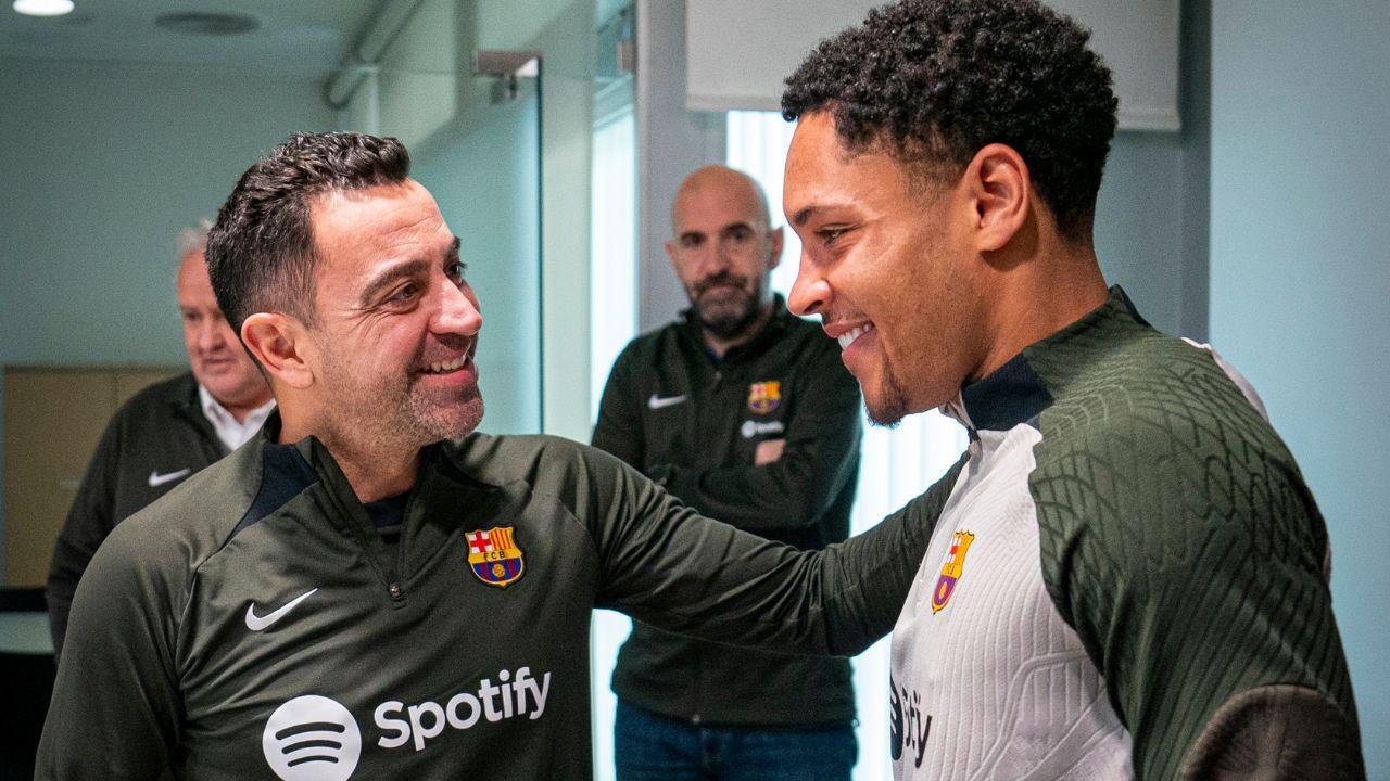 Vitor Roque ao lado de Xavi, técnico do Barcelona