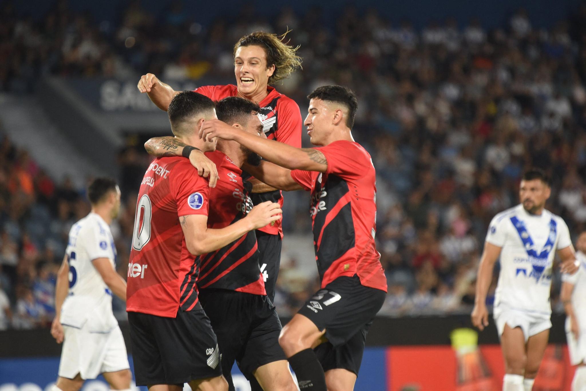 "El Paranaense": Athletico usa os nove gringos em estreia na Sul-Americana