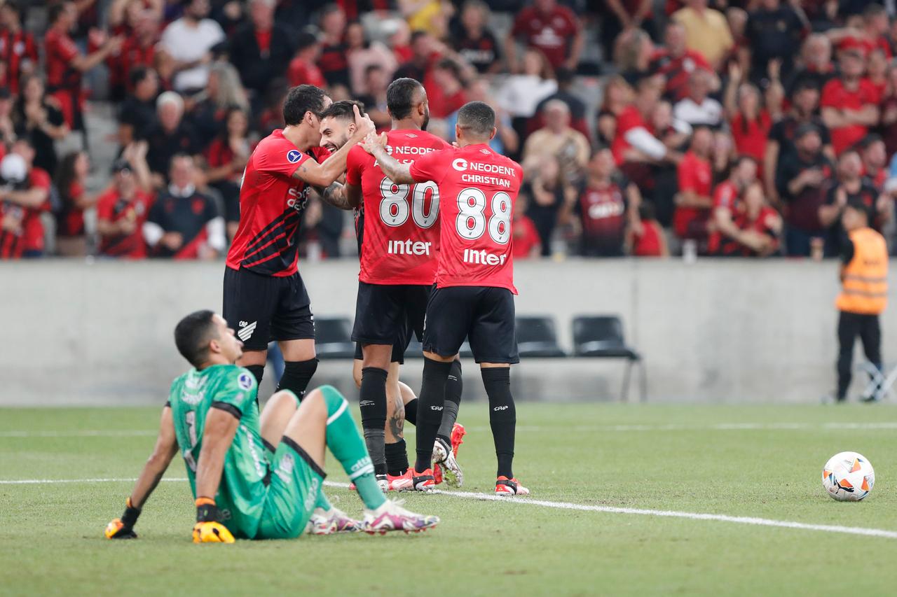 Athletico diverte-se na Baixada com gols e idolatria