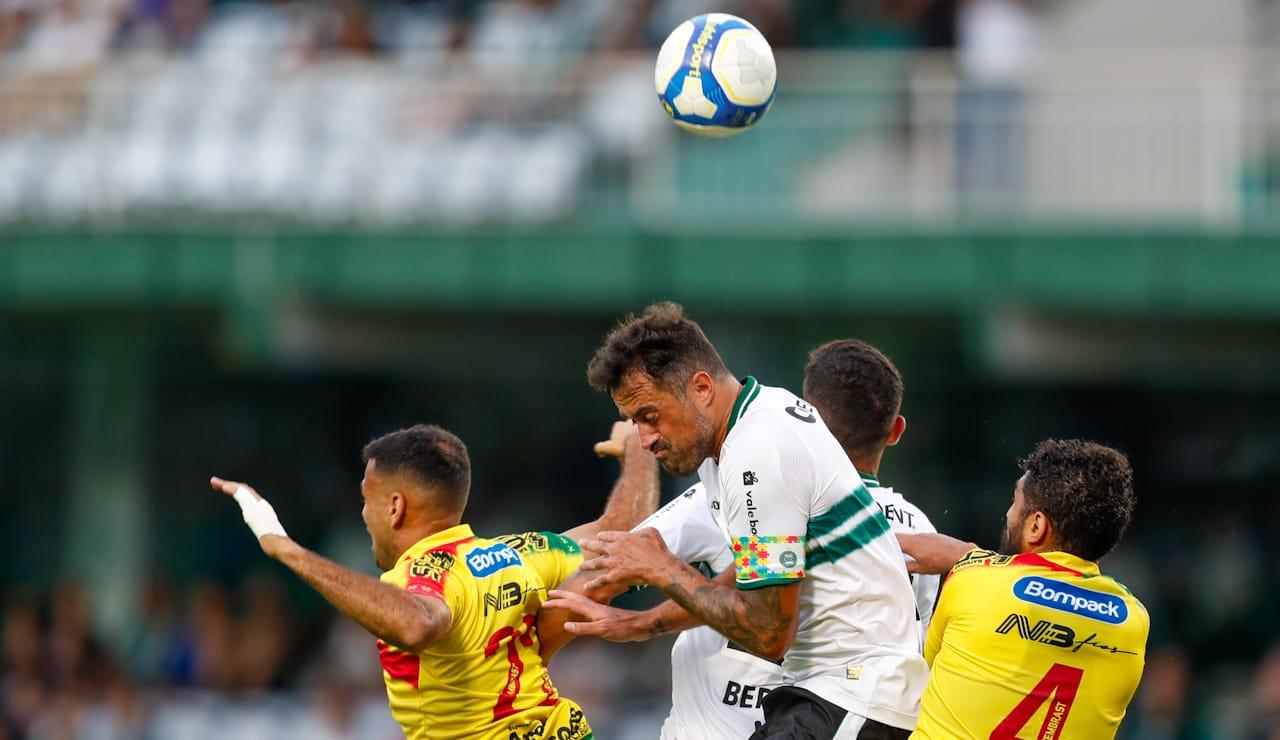 Capitão do Coritiba detona desempenho: "Primeiro tempo vergonhoso"