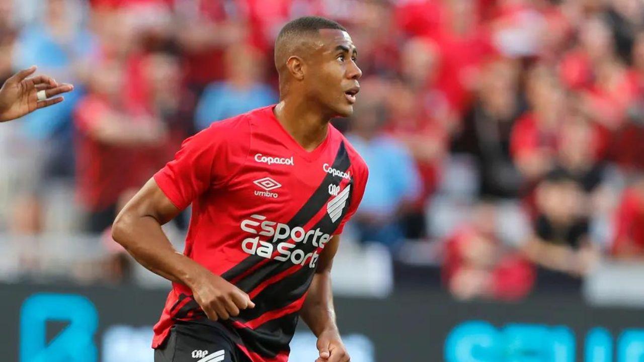 Erick, volante do Athletico