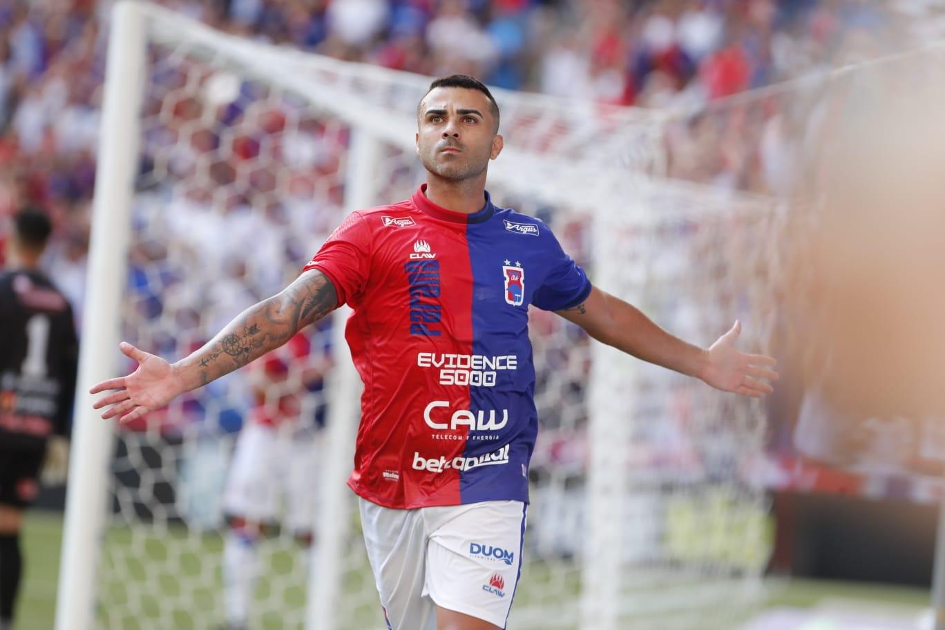 Liliu comemora gol no Paraná