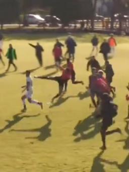 Jogo entre Athletico e Talleres termina em pancadaria na Argentina; veja o vídeo