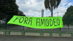 Em noite de Grêmio no Couto, torcedores do Coritiba protestam contra SAF