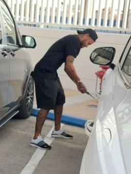 Neymar fura pneus de companheiro de time em "vingança"; vídeo