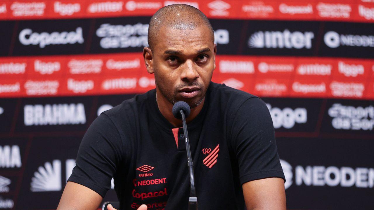 Fora do Athletico, Fernandinho envolve Manchester City em mistério sobre aposentadoria