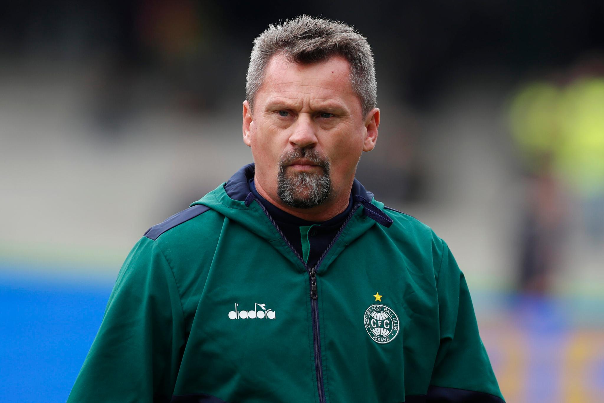 Rival do Athletico contra o rebaixamento fecha com ex-técnico do Coritiba