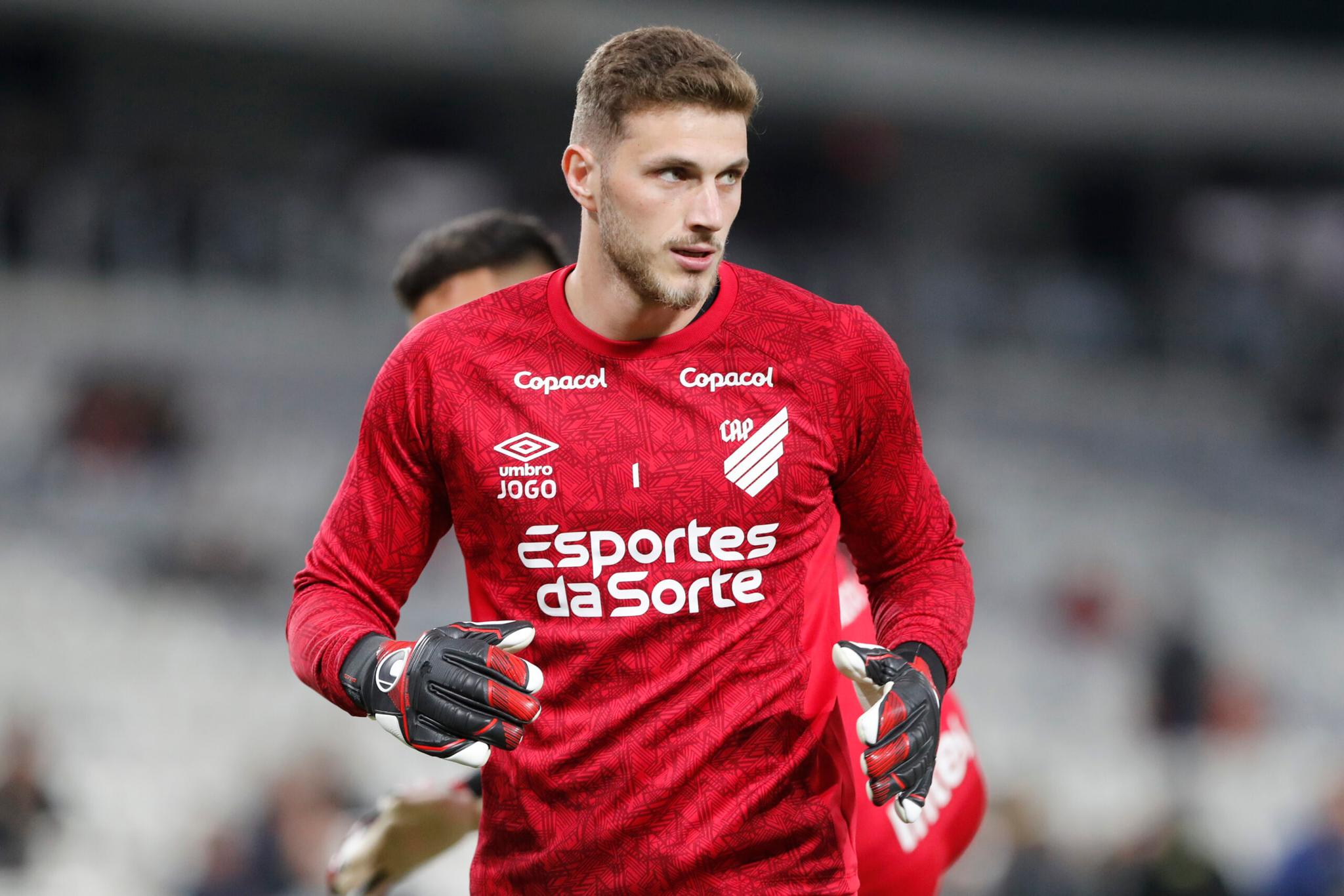 De volta ao Athletico, goleiro Bento fala sobre planos para o futuro
