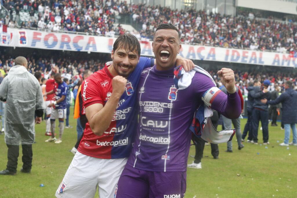 Sidão comemora acesso no Paraná Clube: Foto: Átila Alberti/Arquivo/UmDois