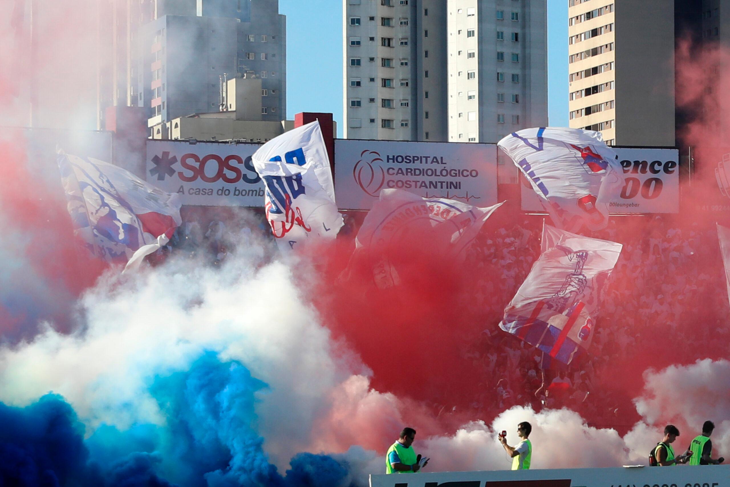 Torcida do Paraná Clube na Vila Capanema. 