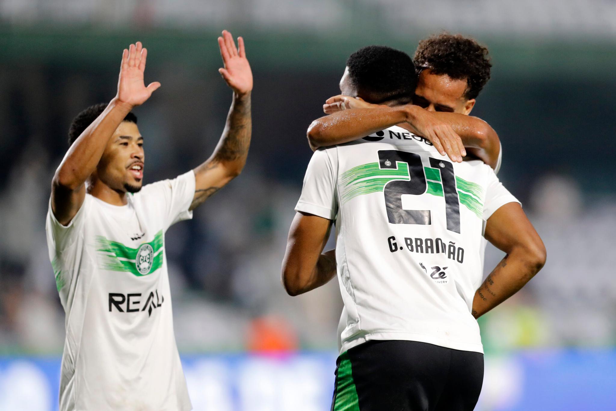 Coritiba empresta atacante criticado para clube europeu