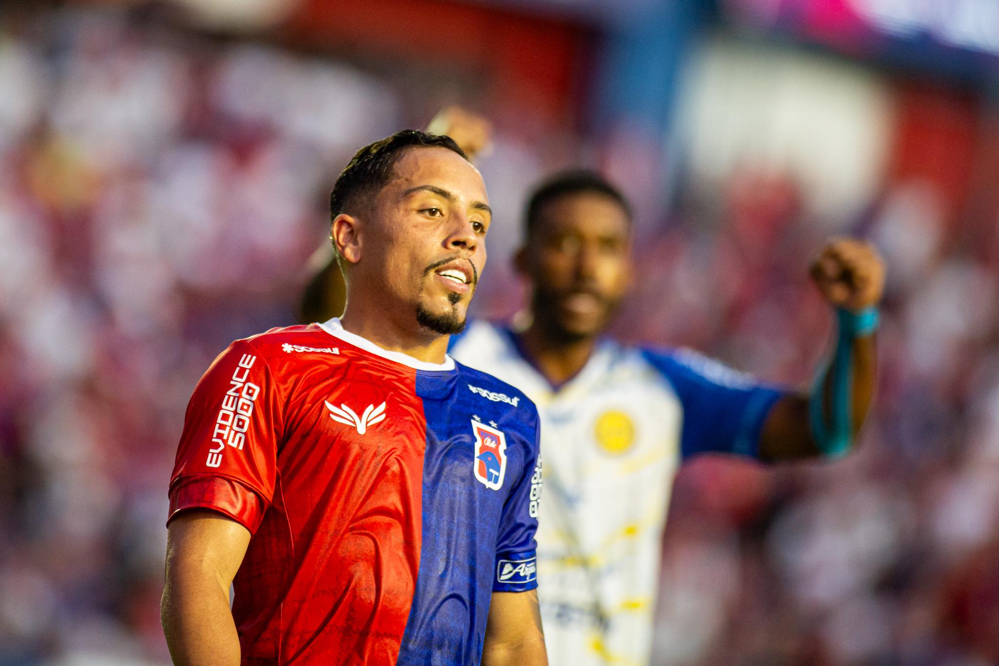 Grito de "fora, Argel" e vaias: torcida do Paraná Clube se revolta com início ruim