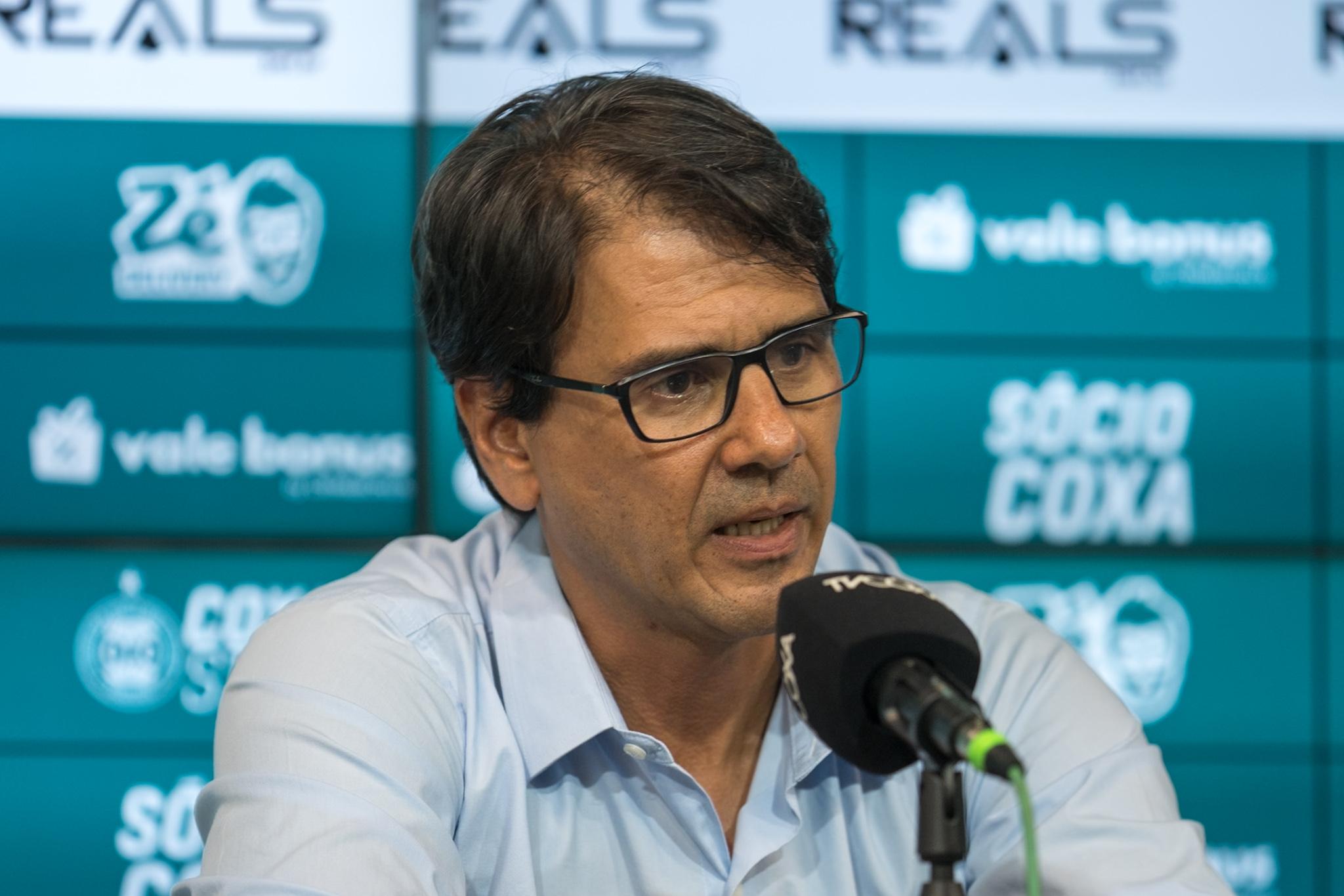 Executivo do Coritiba revela busca por zagueiro e avalia reforços: "Dentro do orçamento"