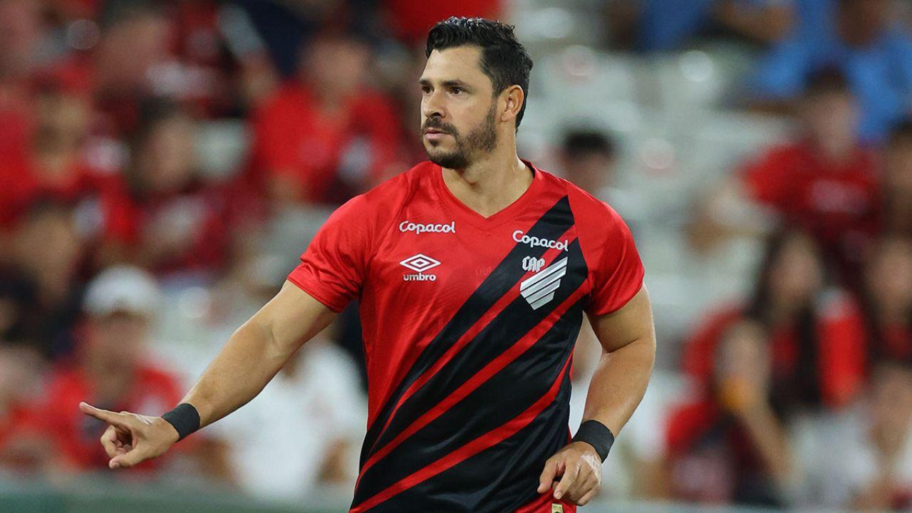 Giuliano em sua estreia no Athletico.