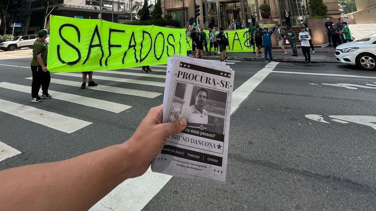 Torcida do Coritiba fura bolha com protesto em São Paulo