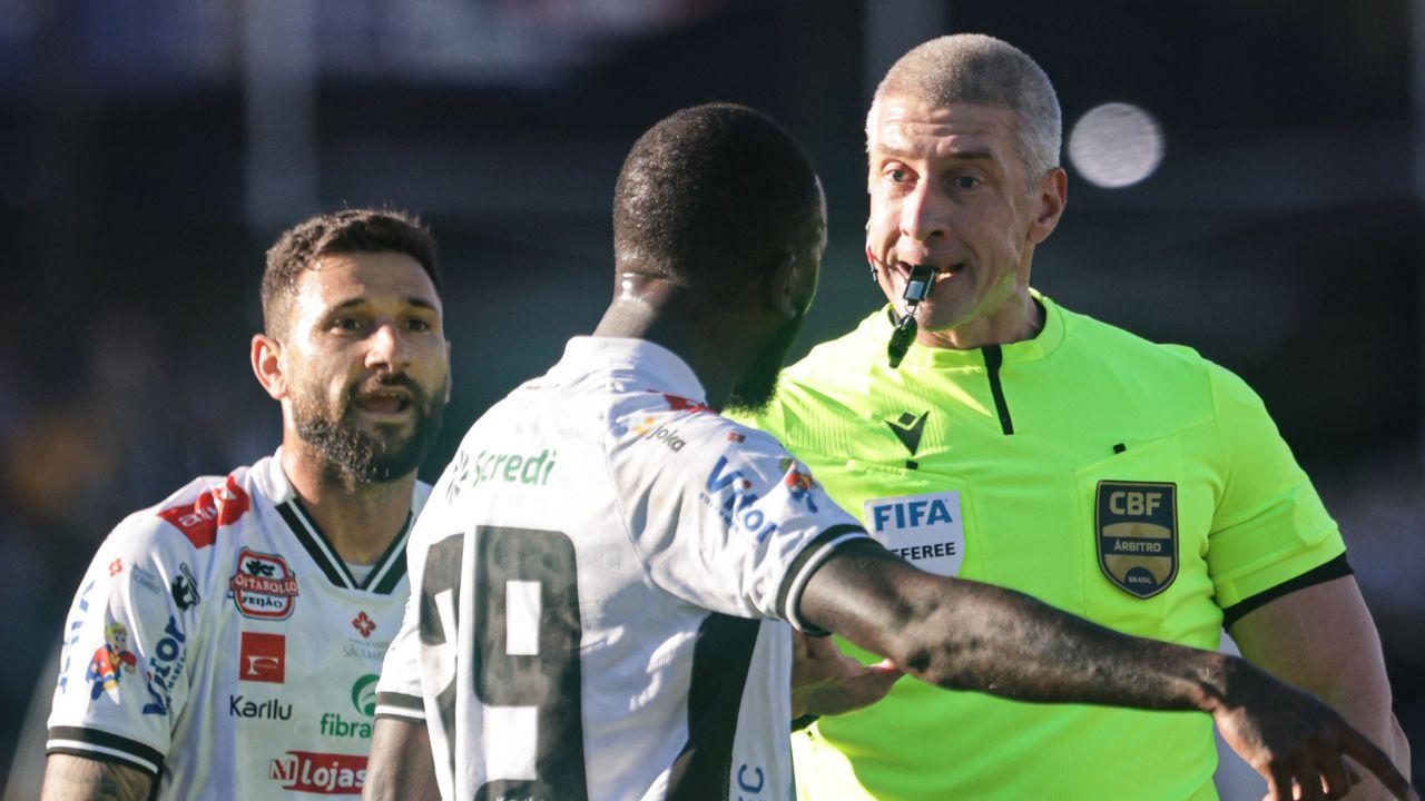 Em jogo de polêmica do VAR, Operário arranca empate com o Vasco