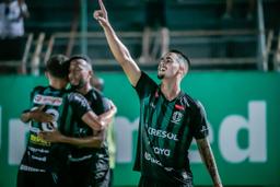 Mesmo com um a menos, Maringá vira o jogo contra o Confiança e cola no topo da Série C