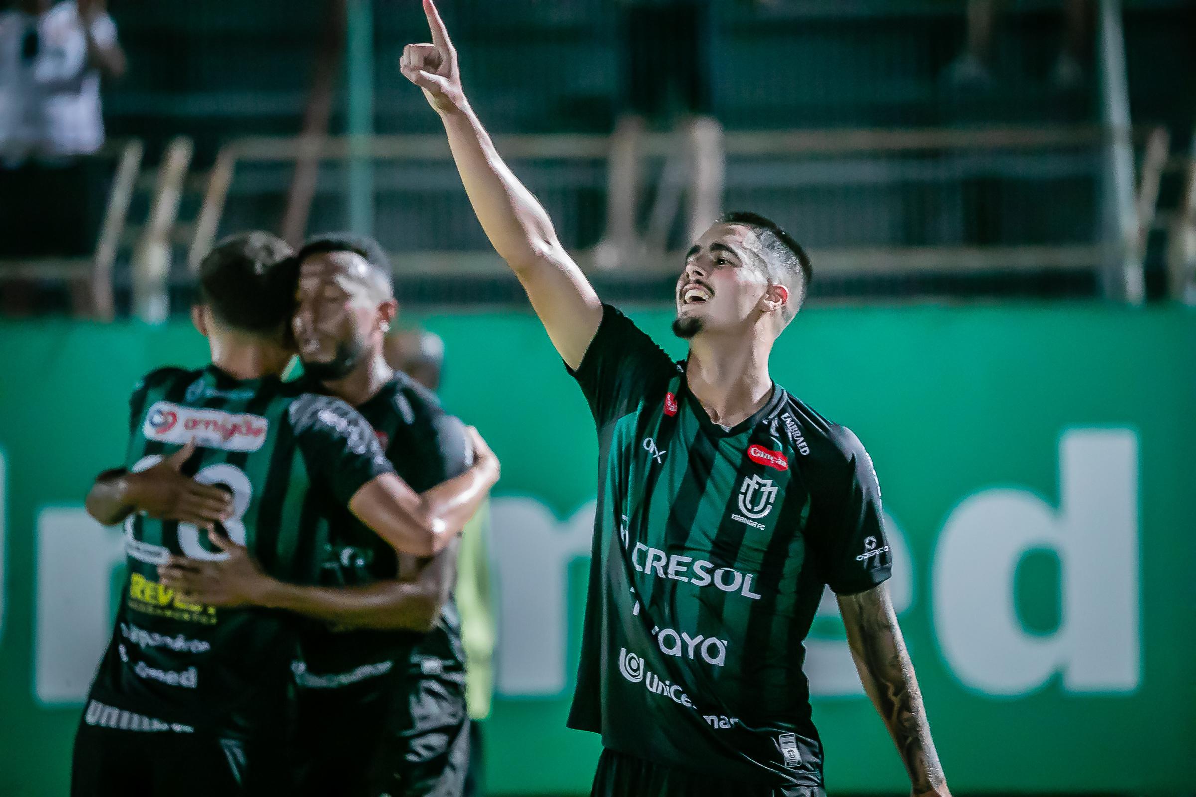 Cheron comemora pelo Maringá.
