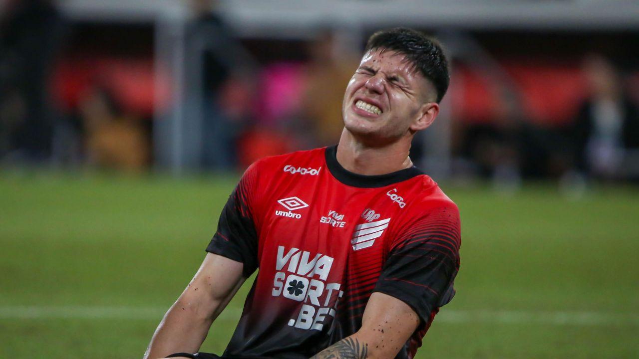 Athletico arranca empate com a Chapecoense, mas segue em crise na Série B